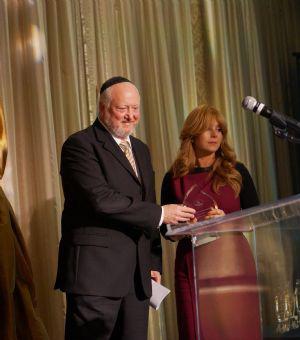 At the American Society for Yad Vashem’s ‘Saluting Hollywood’ Event Committee Members Edward (left) and Elissa Czuker (right) received a Legacy Award. Edward spoke movingly about his Holocaust survivor father and Yad Vashem Benefactor, Jan Czuker z&quot;l.
